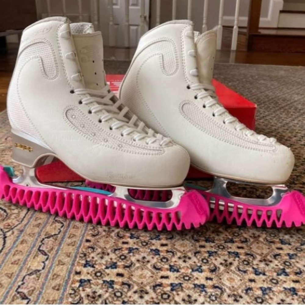 Edea Ice Fly 240C with 9” Jackson Ultima Matrix Elite blades - figure skates